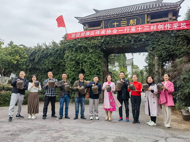 全国道德模范,非遗守护人,摄影师兼"导游"李国武领着大家走进十三村