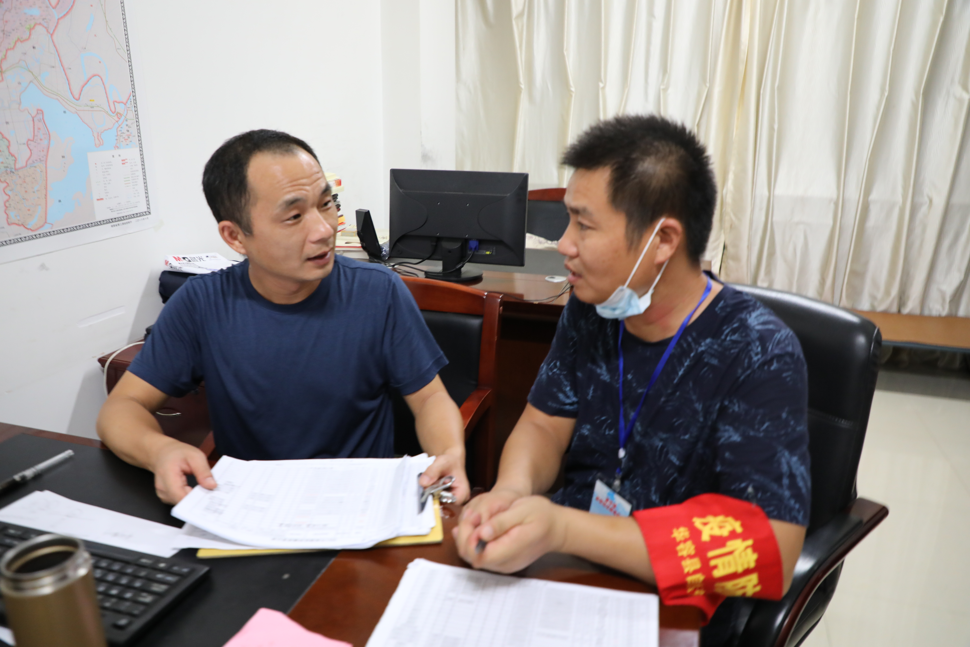 周宇与同事讨论疫情摸排情况.JPG
