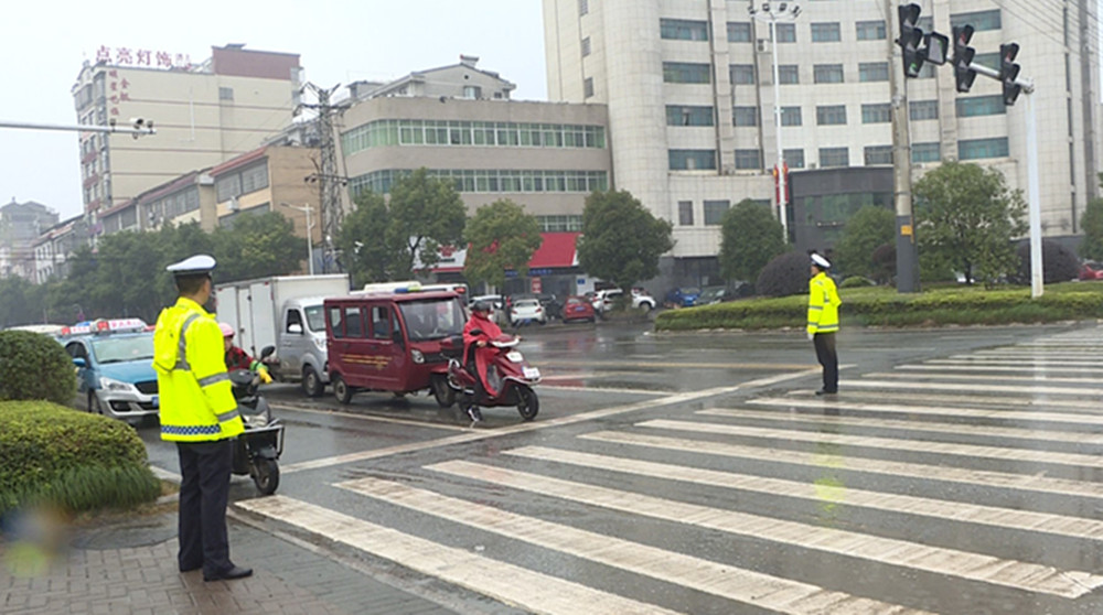 交警_.jpg 交警_.jpg