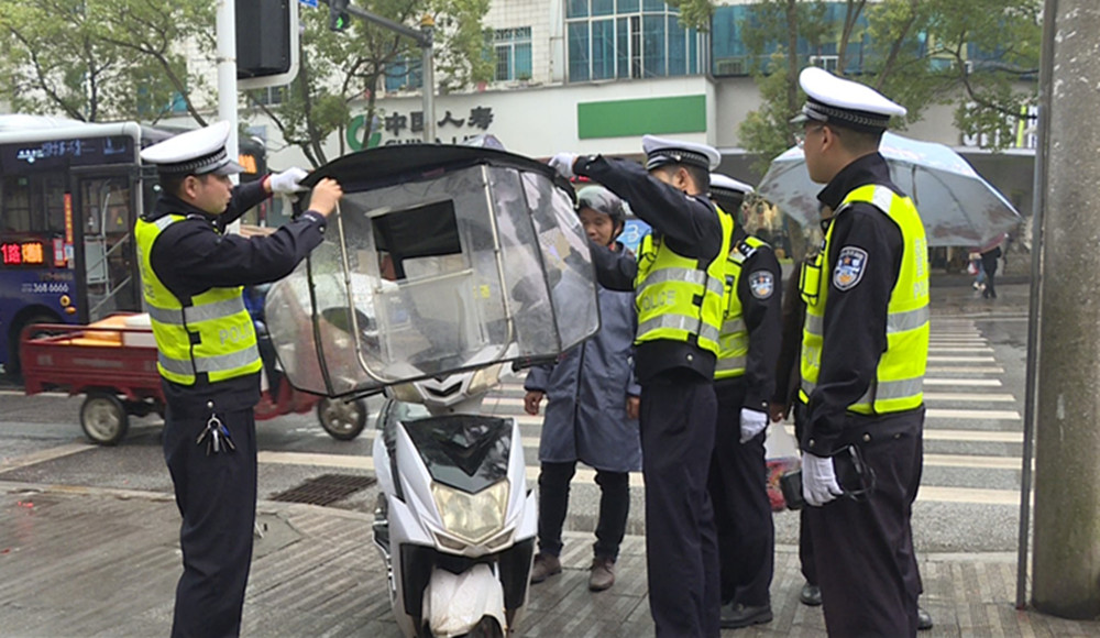 交警1.jpg 交警1.jpg