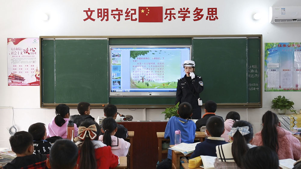 交警进校园2.jpg2.jpg 交警进校园2.jpg2.jpg