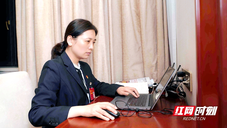 27晚散步回房后，省第十二次党代会代表、中车株洲车辆有限公司组装车间电焊班长易冉打开电脑开始工作。.jpg