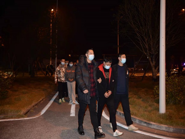 犯罪嫌疑人被押解至执法办案中心进行审查1.jpg 犯罪嫌疑人被押解至执法办案中心进行审查1.jpg