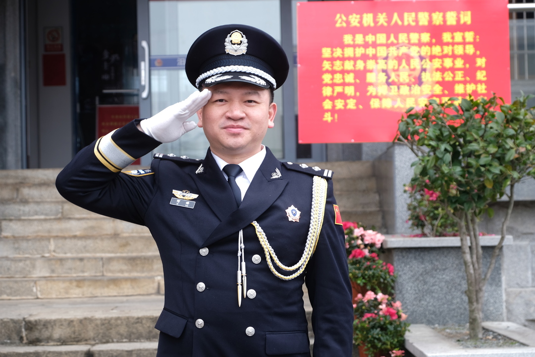 警禮服列裝汨羅交警全新亮相