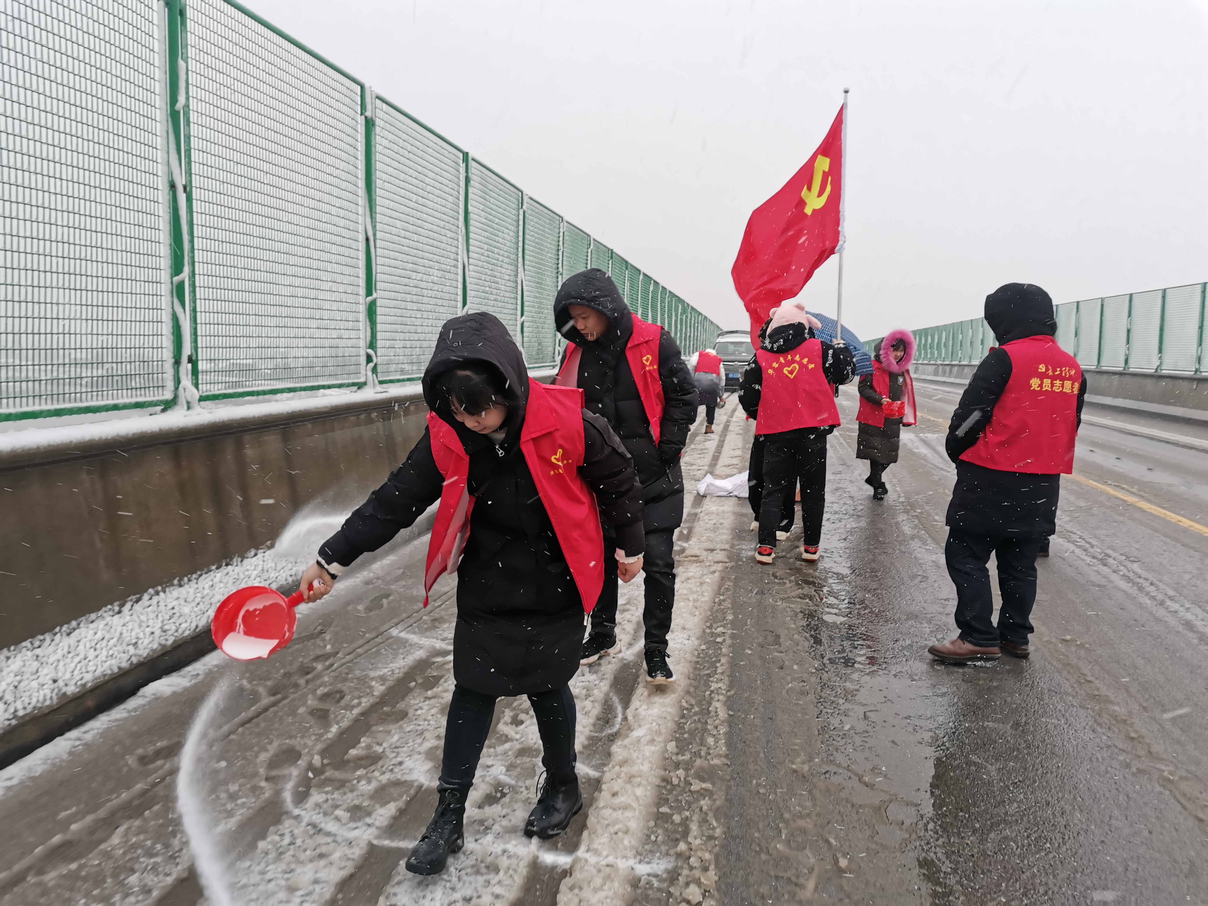 应对低温雨雪冰冻天气，华容县治河渡镇这样做！2.jpg