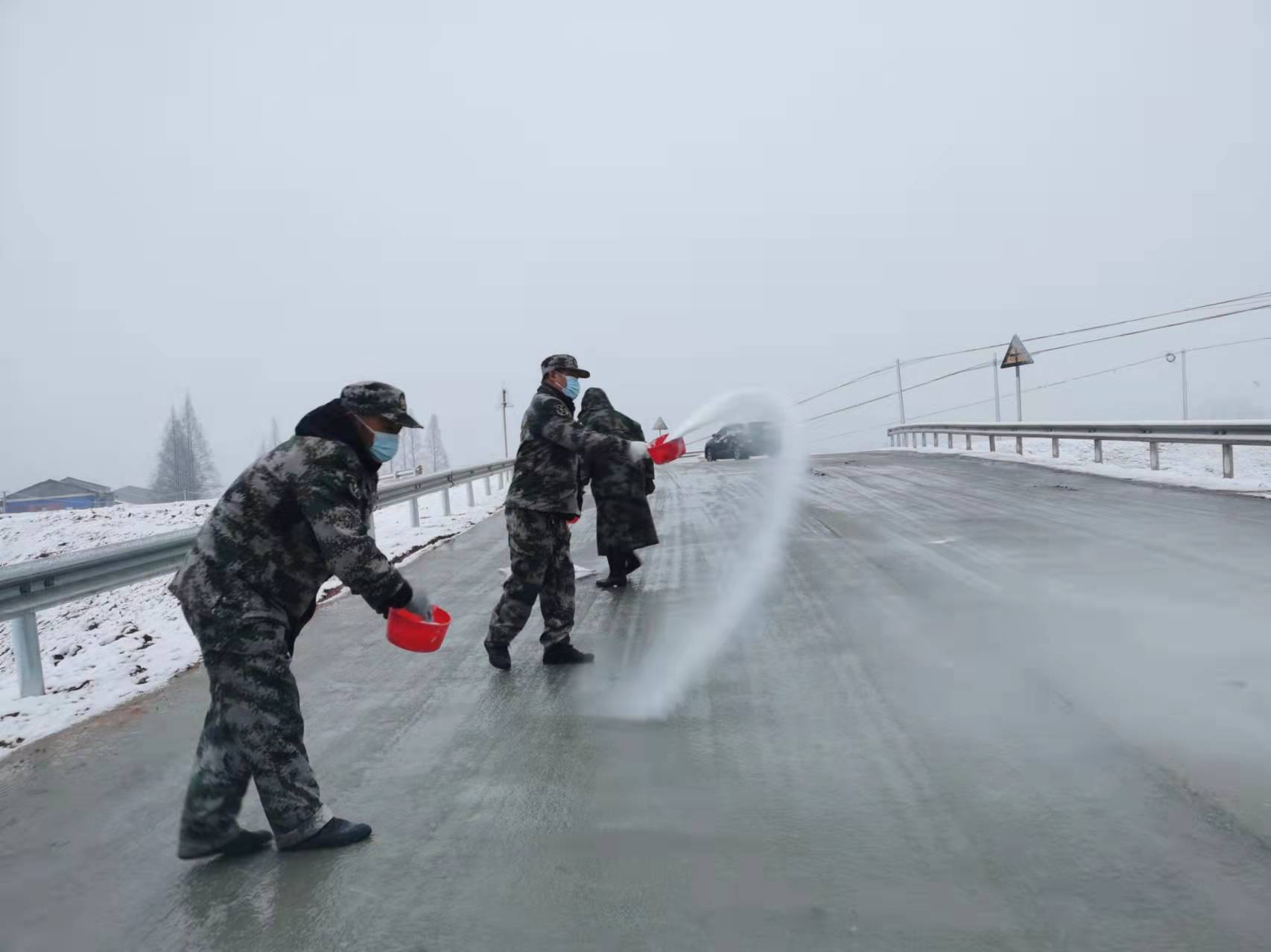 应对低温雨雪冰冻天气，华容县治河渡镇这样做！1.jpg