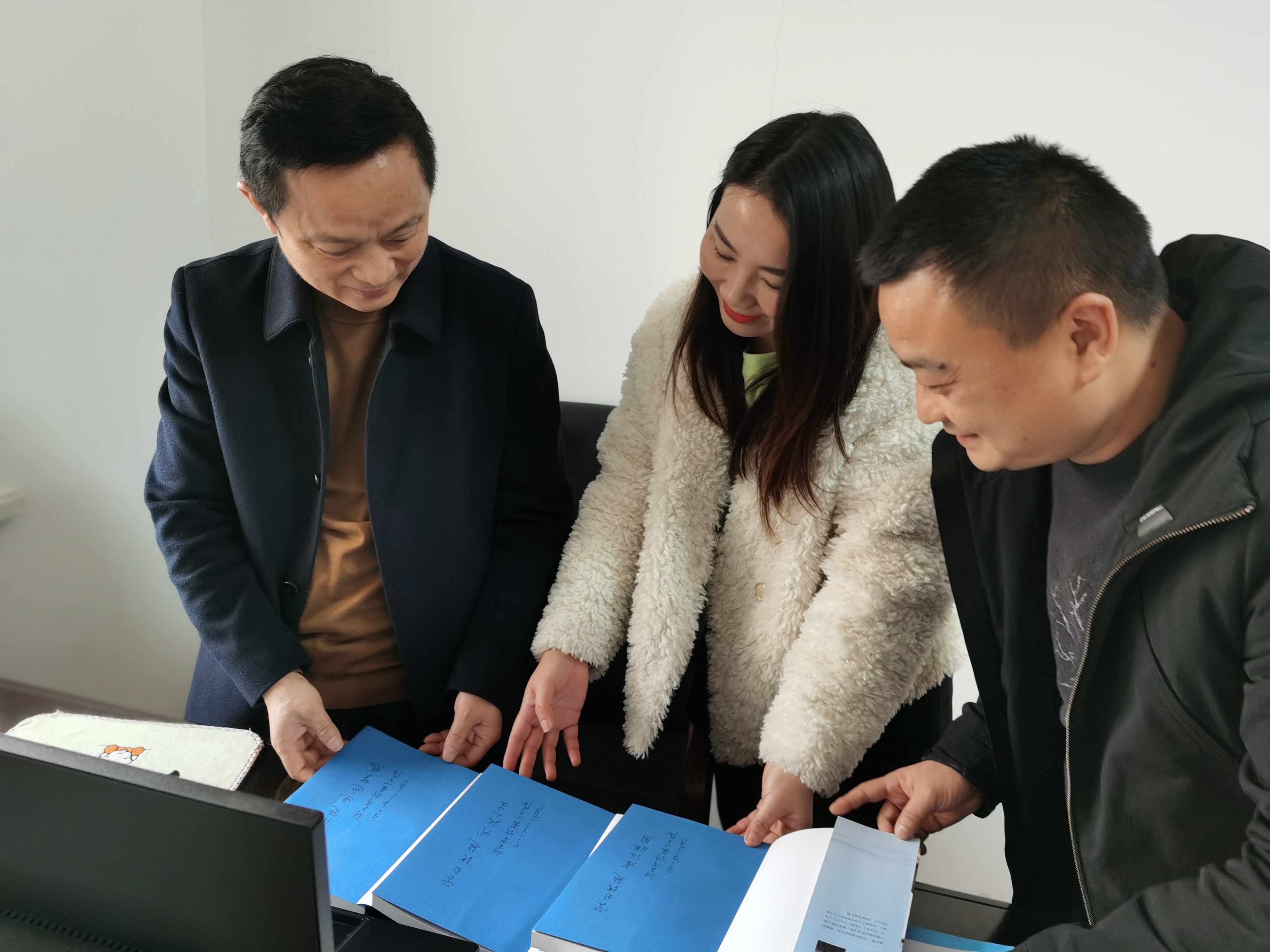 岳阳13所爱心书屋获赠长篇报告文学《逐梦海天》