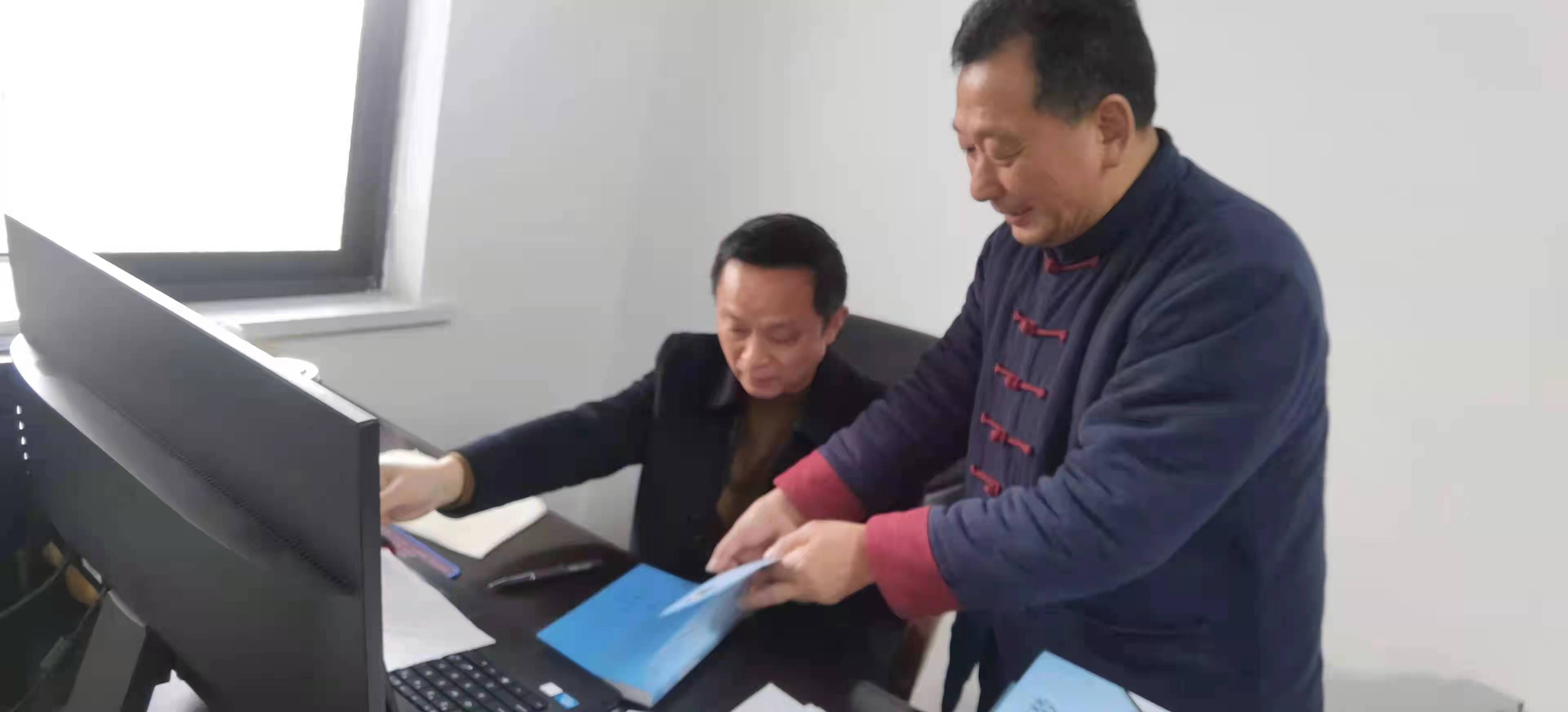 岳阳13所爱心书屋获赠长篇报告文学《逐梦海天》