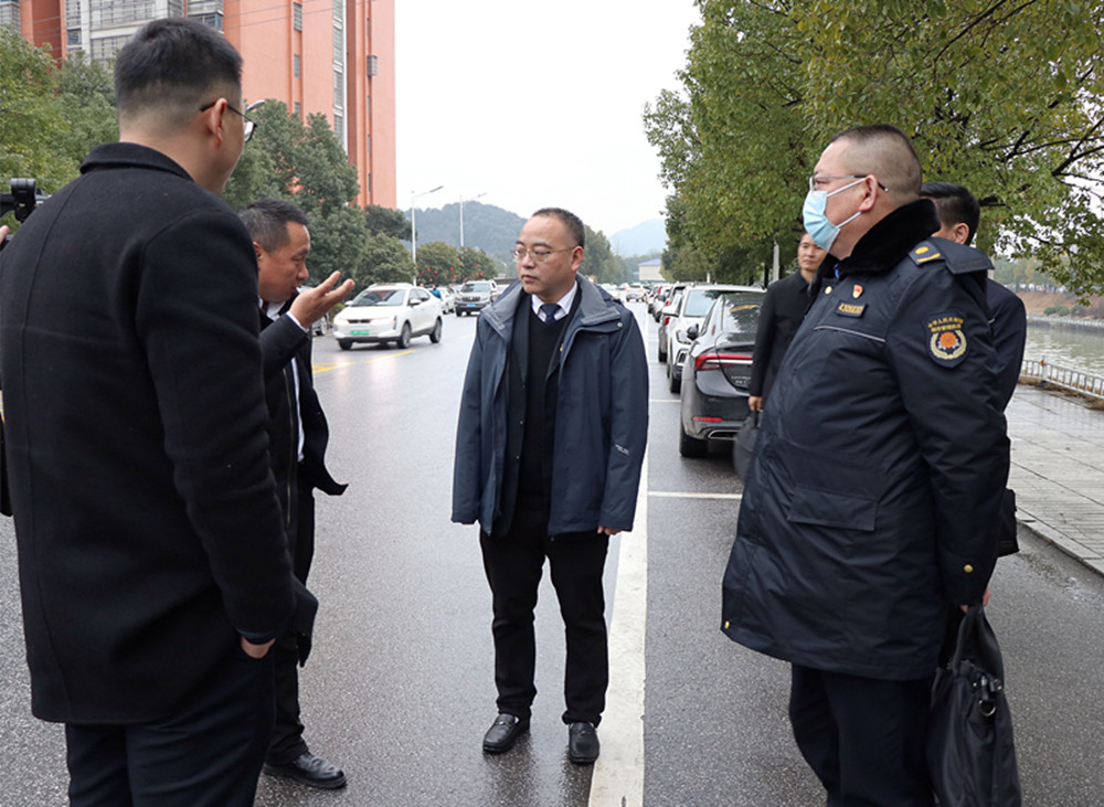 刘琦调研环境监测_副本.jpg 刘琦调研环境监测_副本.jpg