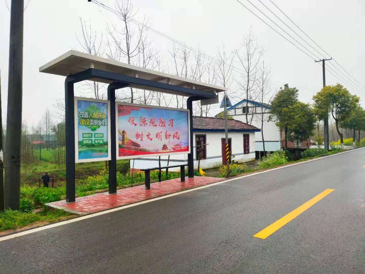 鲇鱼须镇公交站牌穿新衣治陋宣传新平台