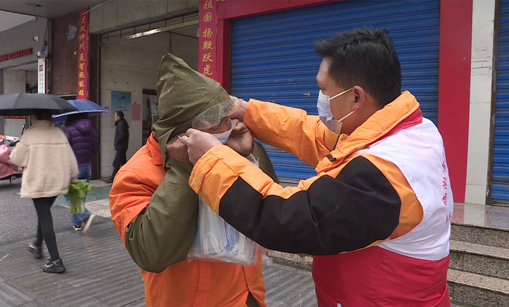 志愿者发口罩006_副本1.jpg 志愿者发口罩006_副本1.jpg