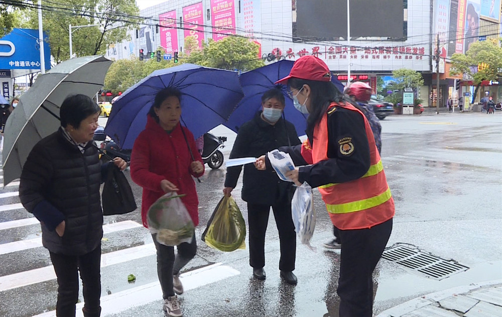 志愿者发口罩_副本.jpg 志愿者发口罩_副本.jpg