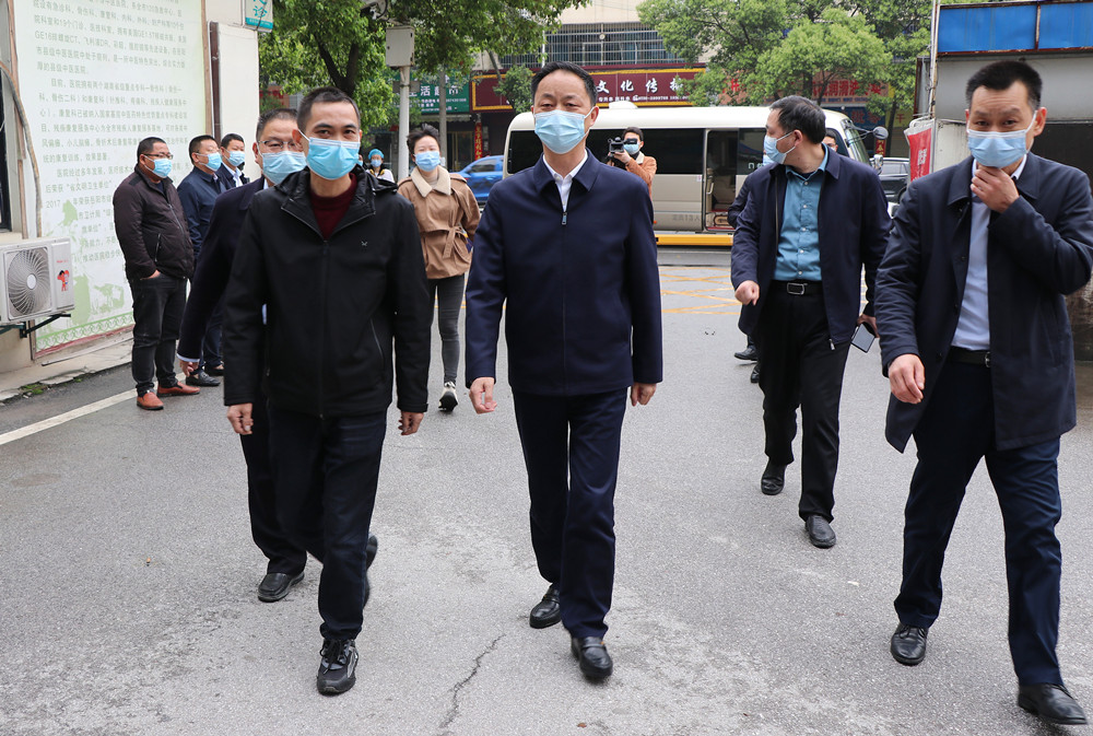 书记督导疫情防控.jpg