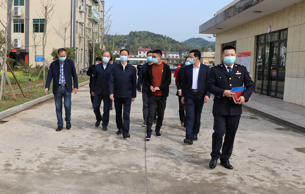 书记市场督查.jpg
