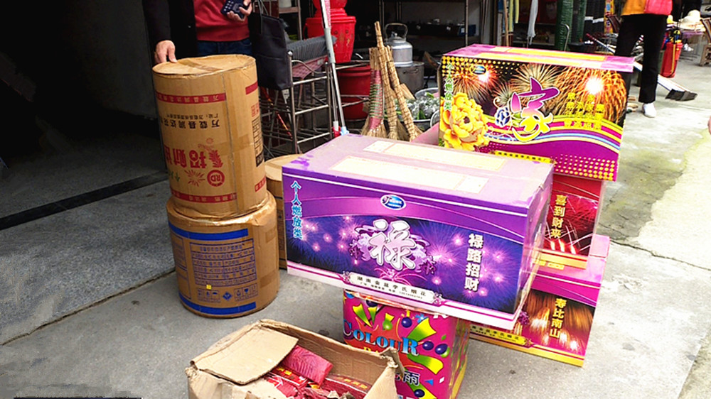 詹桥打非烟花007_副本.jpg 詹桥打非烟花007_副本.jpg