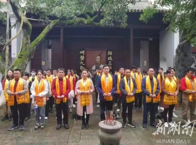 落花风满袖，吟诗到桥边，中南大学诗话桥团队“醉”在诗意汨罗江