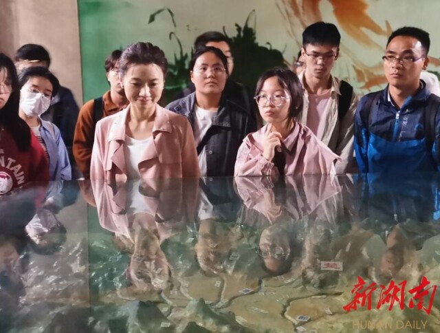 落花风满袖，吟诗到桥边，中南大学诗话桥团队“醉”在诗意汨罗江