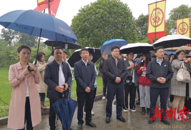 落花风满袖，吟诗到桥边，中南大学诗话桥团队“醉”在诗意汨罗江