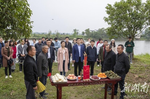 落花风满袖，吟诗到桥边，中南大学诗话桥团队“醉”在诗意汨罗江