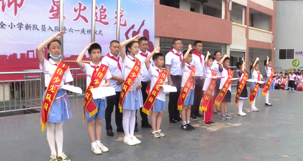 一小六一013_副本.jpg 一小六一013_副本.jpg