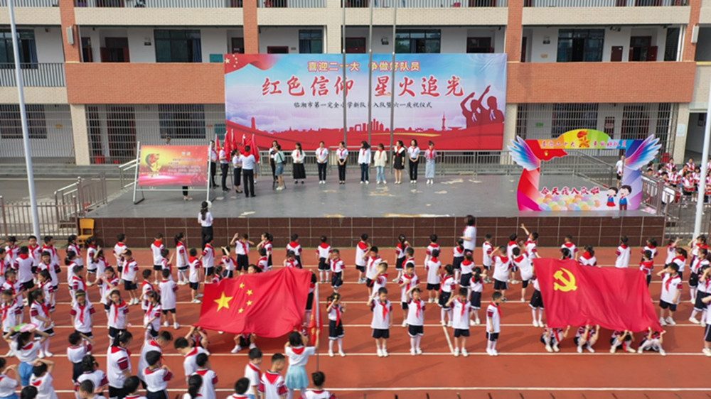 一小六一004_副本.jpg 一小六一004_副本.jpg