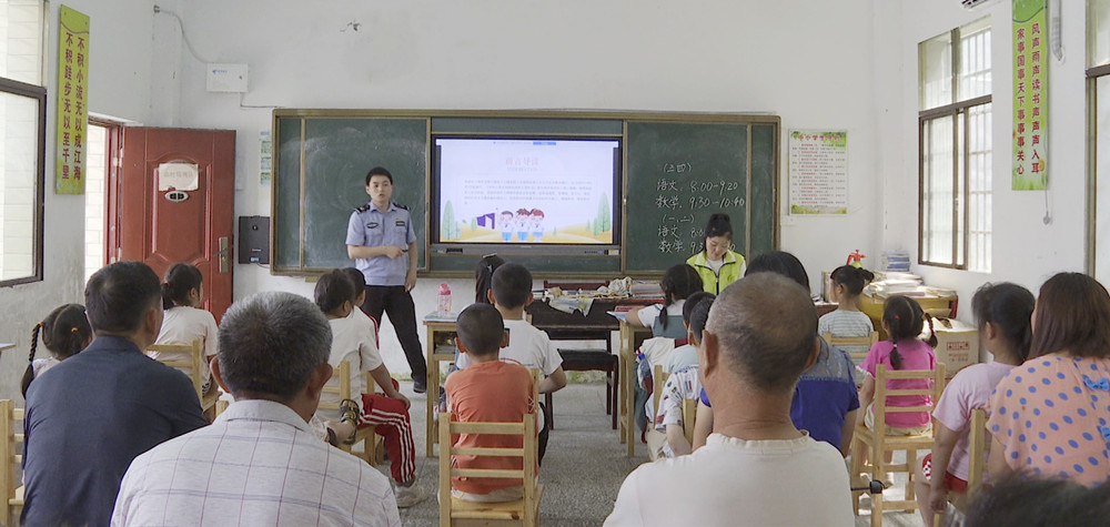 司法局进学校001_副本.jpg 司法局进学校001_副本.jpg