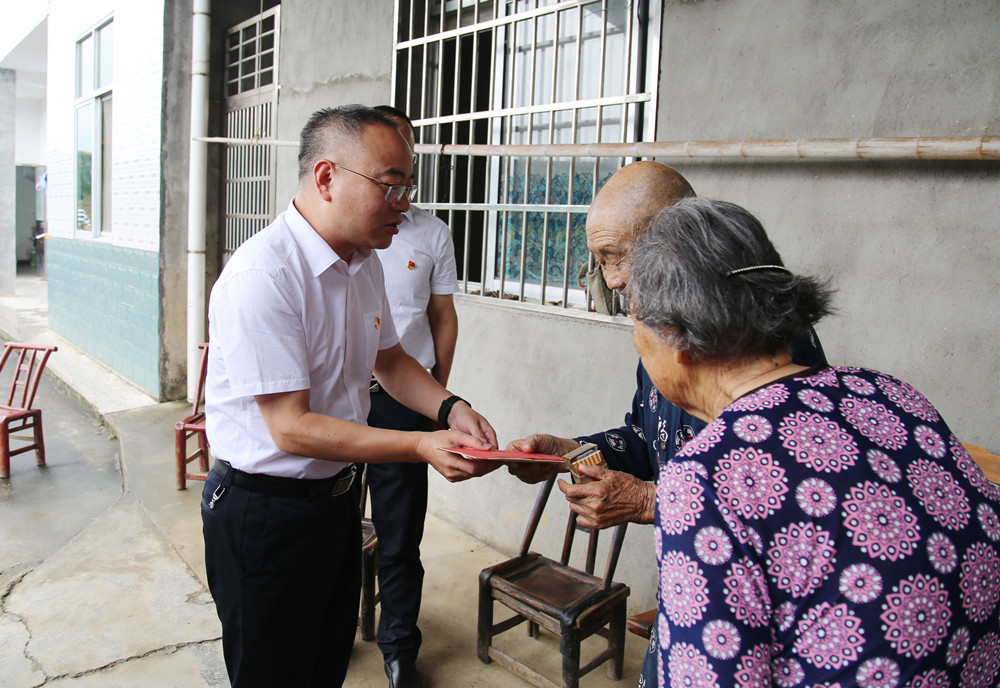 刘琦慰问.jpg 刘琦慰问.jpg