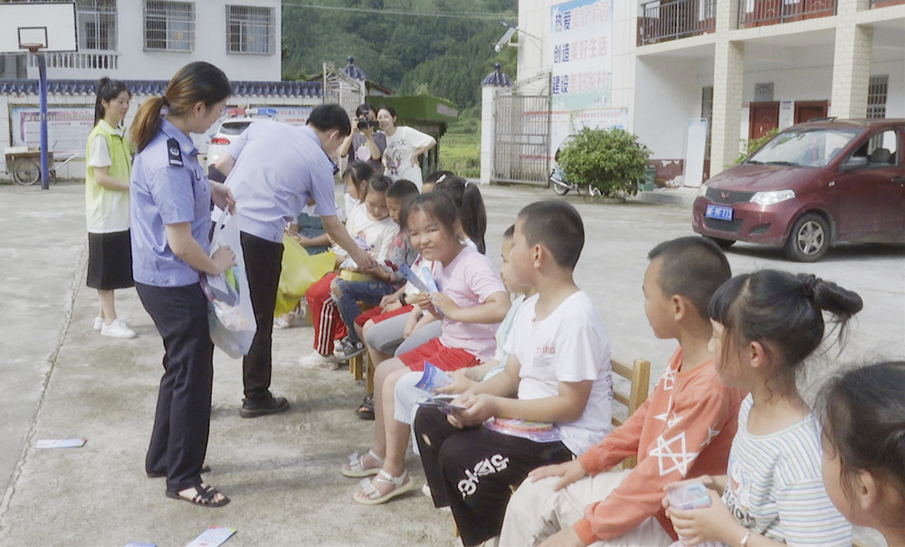 司法局进学校003_副本1.jpg 司法局进学校003_副本1.jpg