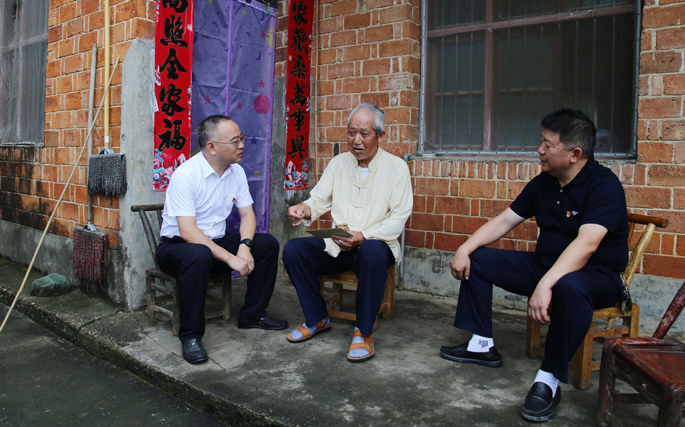 刘琦慰问1.jpg 刘琦慰问1.jpg