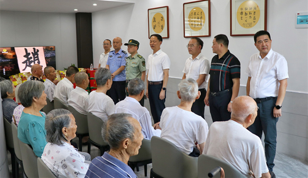 0728王文华、刘琦八一慰问(4)_副本.jpg