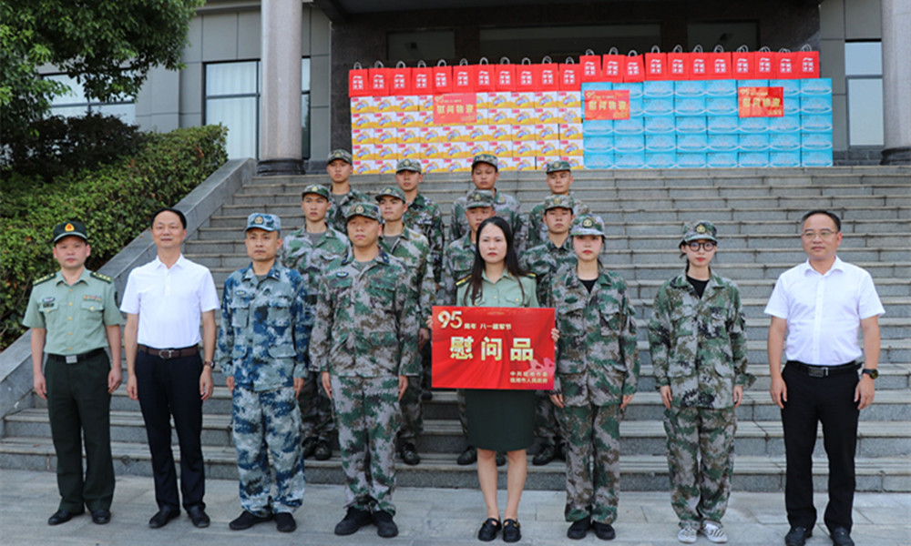 0728王文华、刘琦八一慰问(6)_副本.jpg