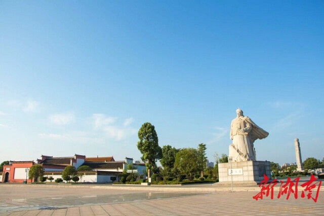 这座村庄，因一个人“抬棺西征”，已是千般风情……