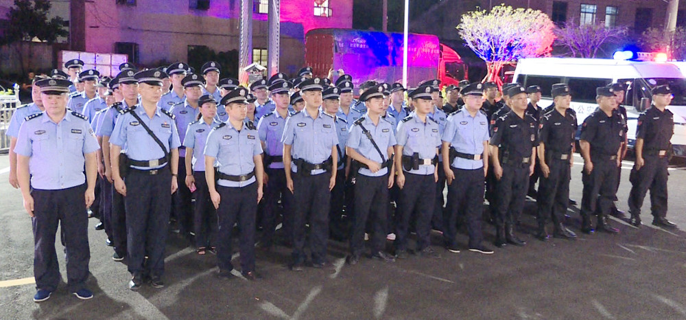 公安夜间执法行动001_副本.jpg