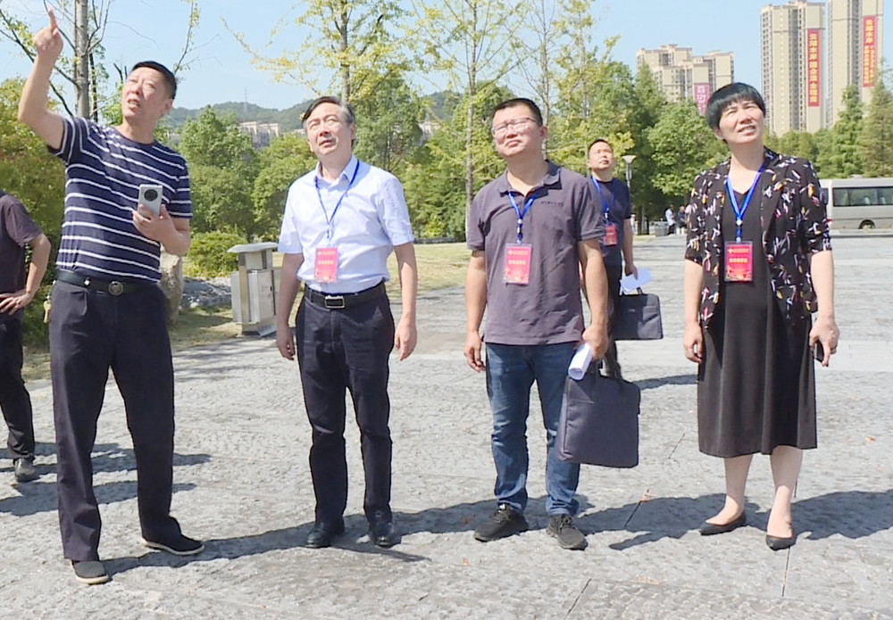 政协调研城管局004_副本.jpg 政协调研城管局004_副本.jpg