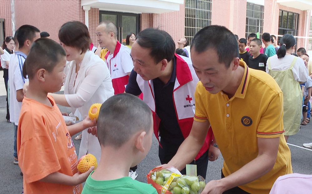 工商联慰问特殊学校001_副本.jpg 工商联慰问特殊学校001_副本.jpg