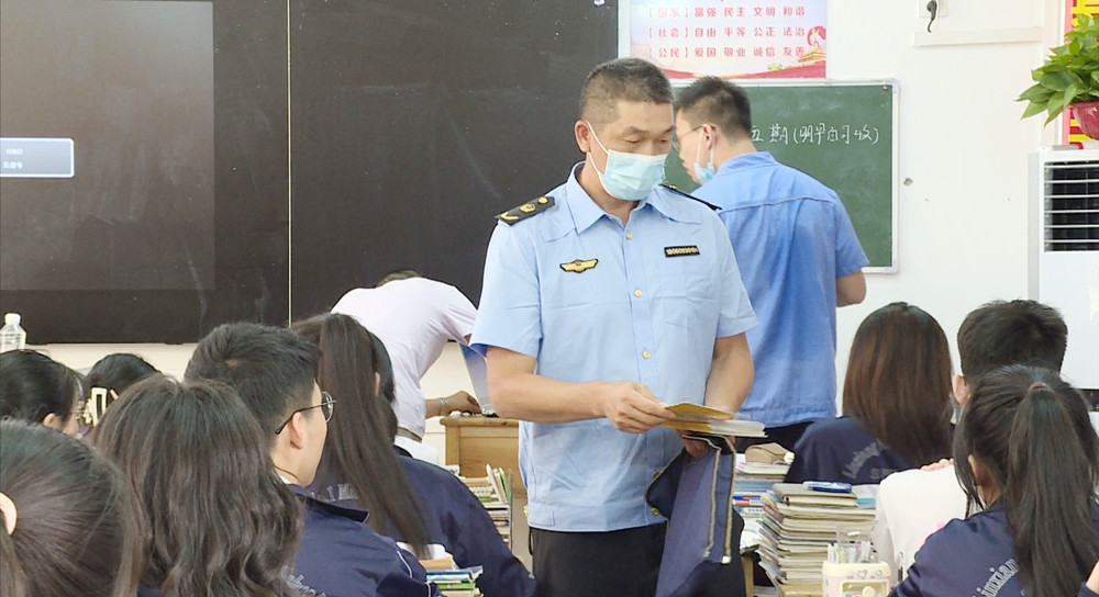 市场监管局到一中003_副本1.jpg 市场监管局到一中003_副本1.jpg