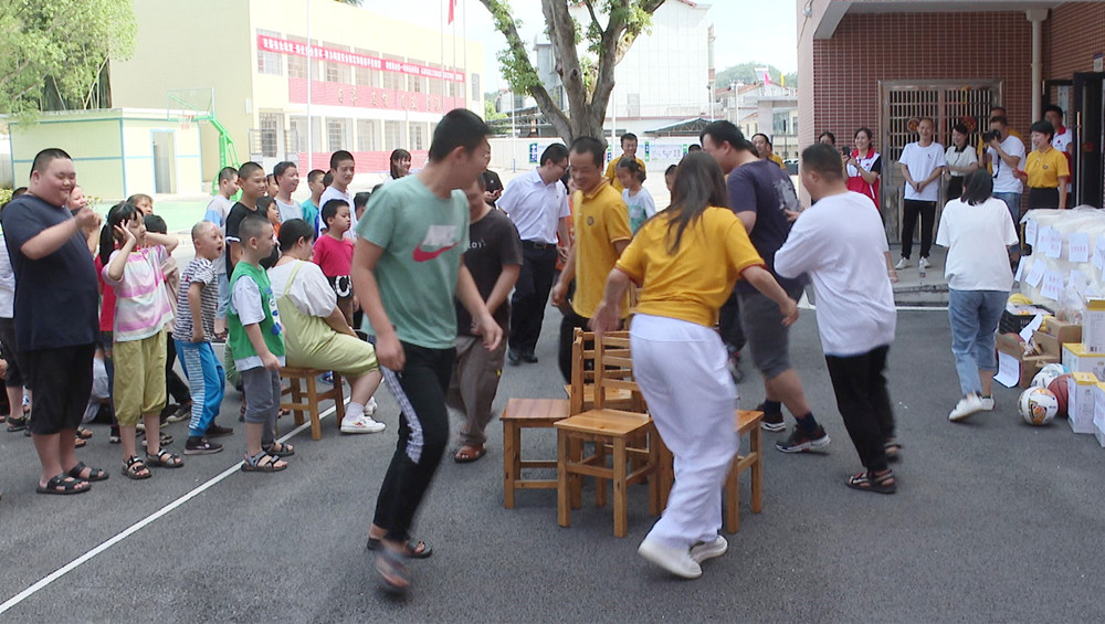 工商联慰问特殊学校003_副本1.jpg 工商联慰问特殊学校003_副本1.jpg