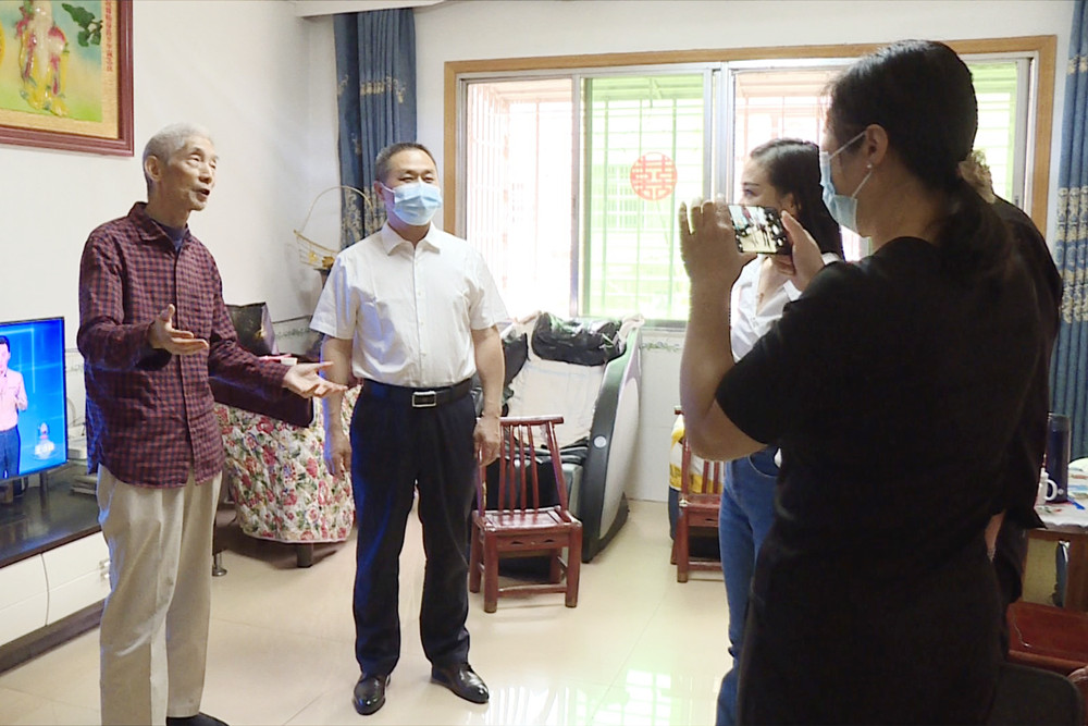 李伟峰慰问百岁老人001.jpg 李伟峰慰问百岁老人001.jpg