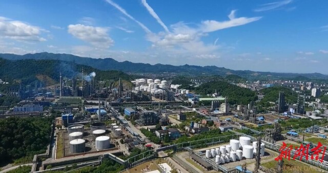 湖南日报头版头条 | 岳阳→打造中部最大石化产业基地！