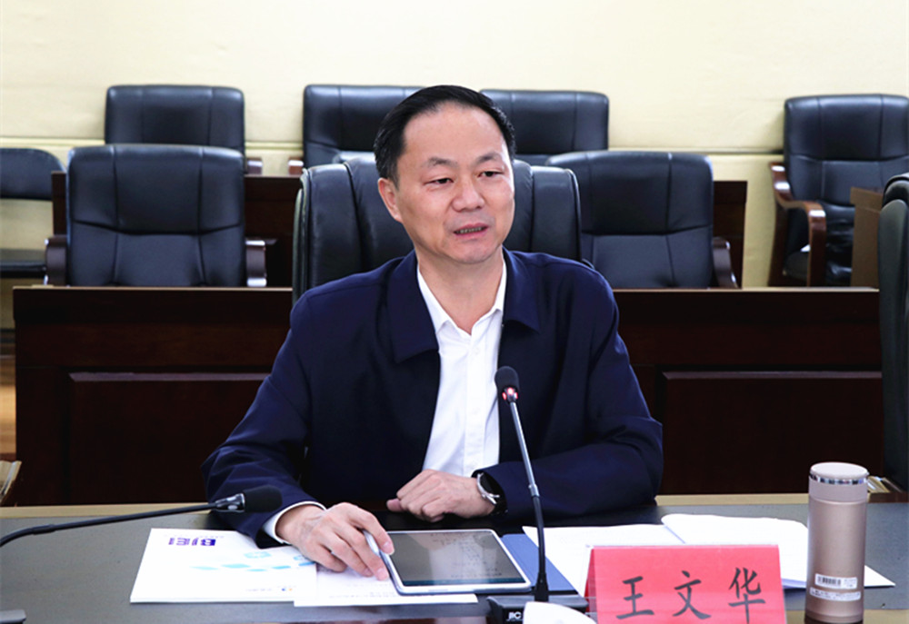 1103王文华与客商洽谈_副本.jpg 1103王文华与客商洽谈_副本.jpg