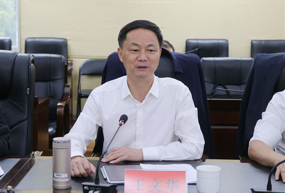 1114王文华与客商洽谈_副本.jpg 1114王文华与客商洽谈_副本.jpg