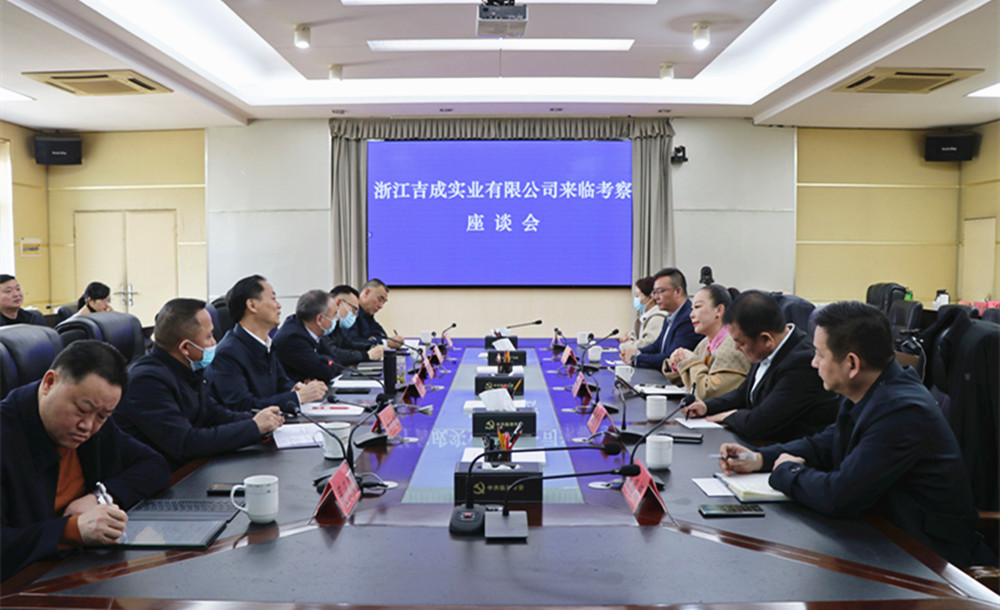 1209王文华、刘琦与客商洽谈(3)_副本.jpg