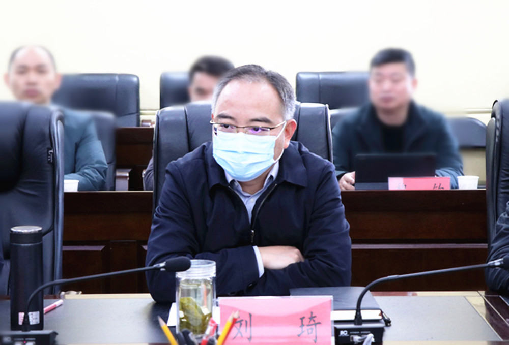 1209王文华、刘琦与客商洽谈(5111.jpg