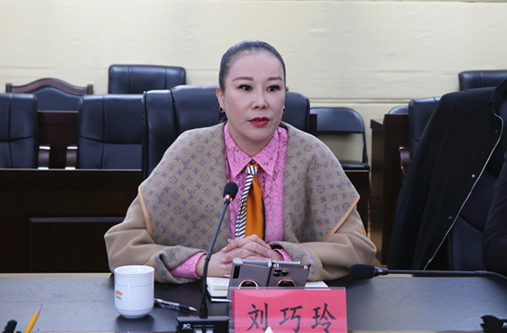 1209王文华、刘琦与客商洽谈(2)_副本.jpg