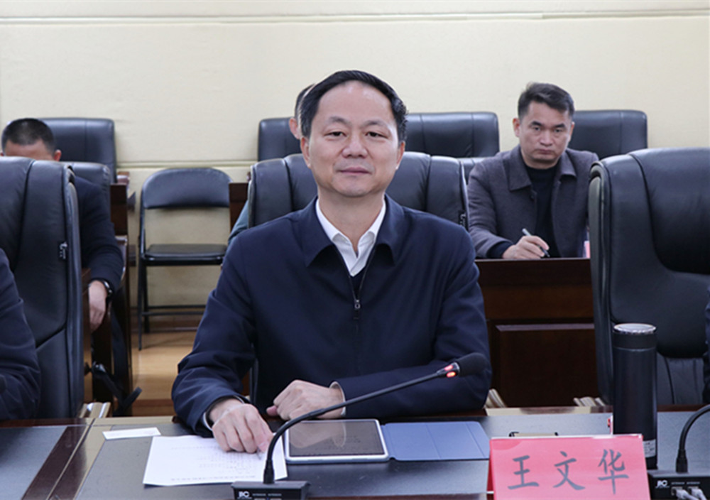 1209王文华、刘琦与客商洽谈_副本.jpg