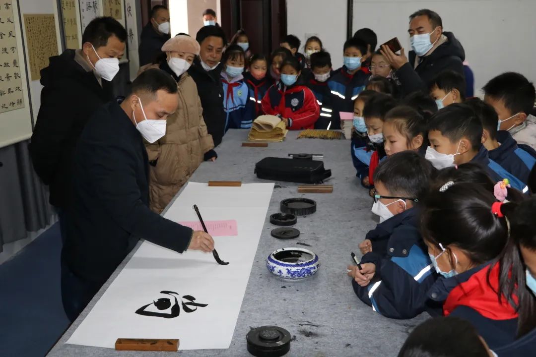 【教育动态】城关中心小学举行“书法名师大讲堂”揭幕仪式