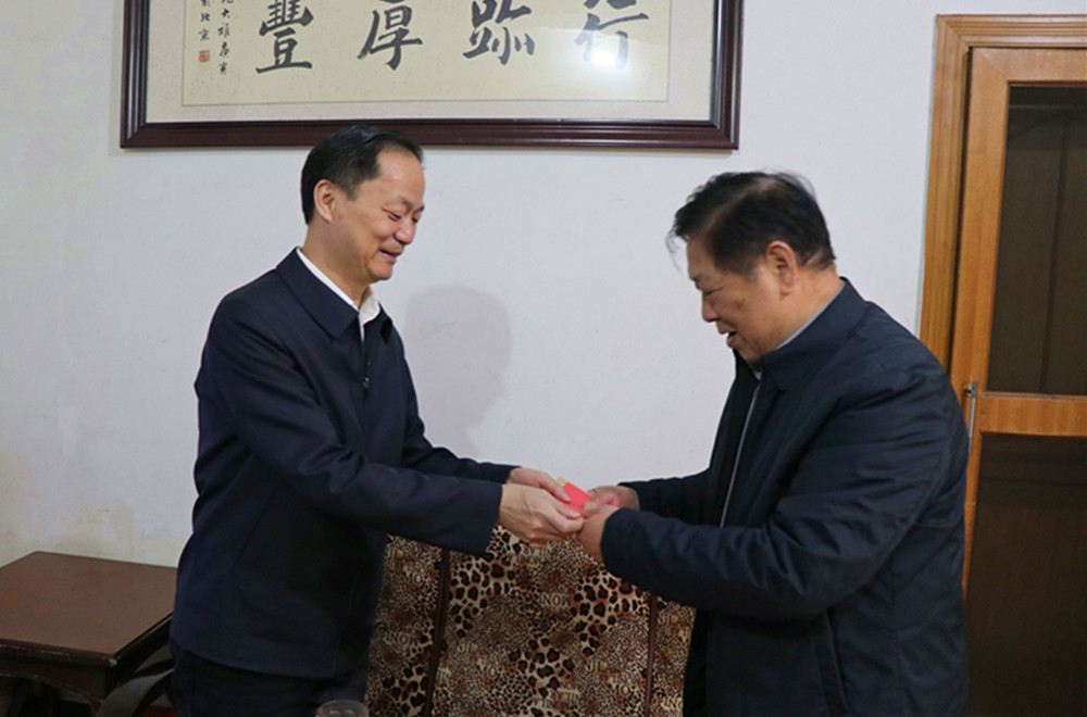1.13书记 慰问退休干部(1)_副本.jpg