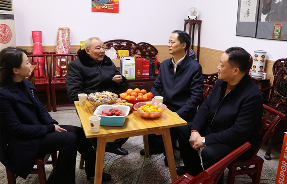 1.13书记 慰问退休干部(4)_副本.jpg