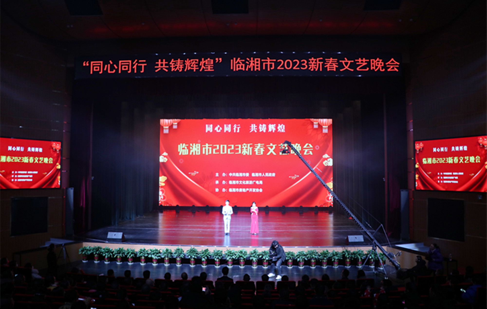 2.7书记 新春文艺晚会(2)_副本.jpg 2.7书记 新春文艺晚会(2)_副本.jpg