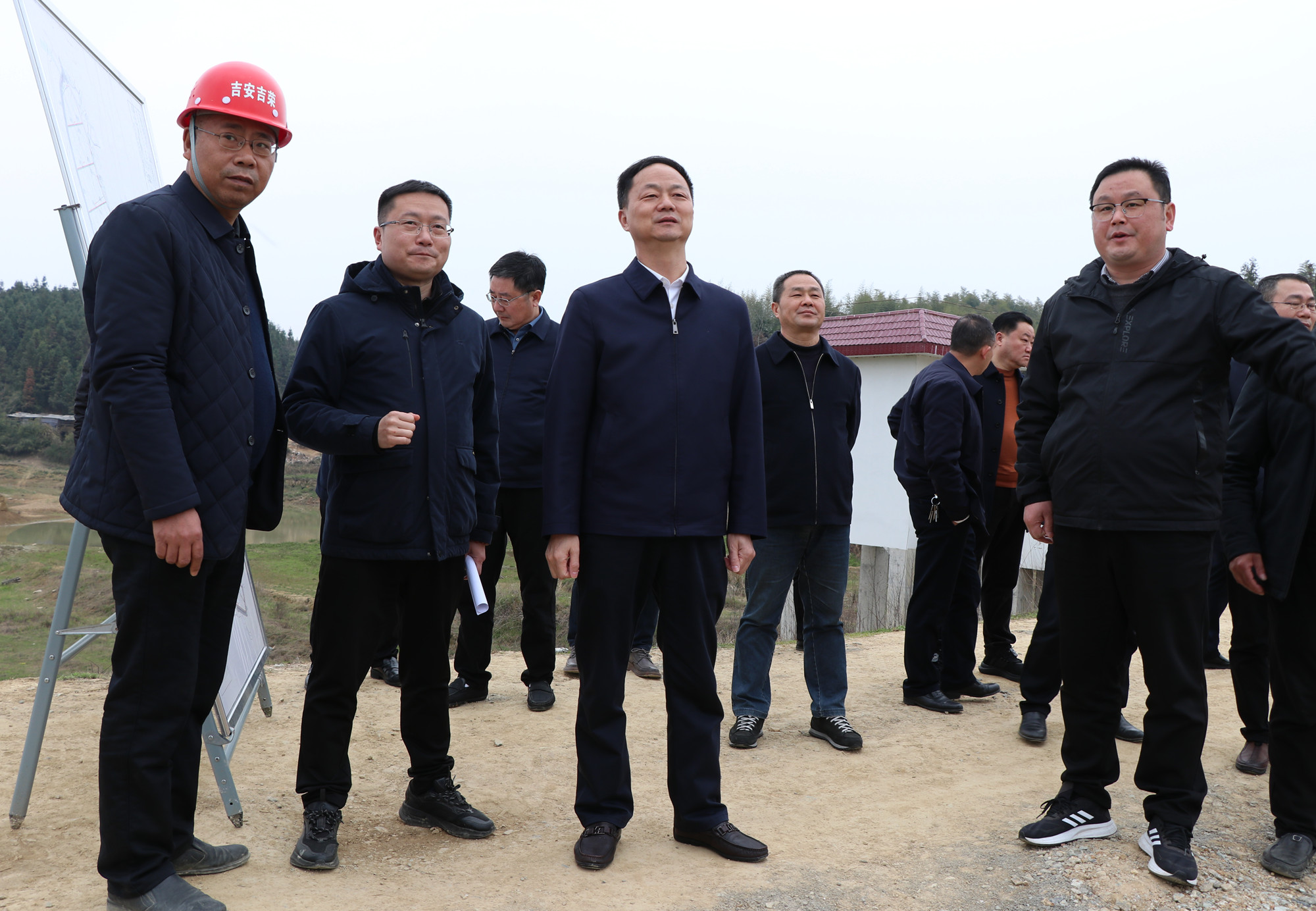 书记春耕.jpg